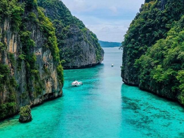 Phi Phi Islands, Pileh Lagoon, Maya Bay and Bamboo Island – Love Andaman Speedboat Tour.