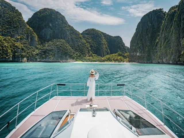 Phi Phi Island and Bamboo Island by Speed Catamaran with Lunch - Full-Day Tour.